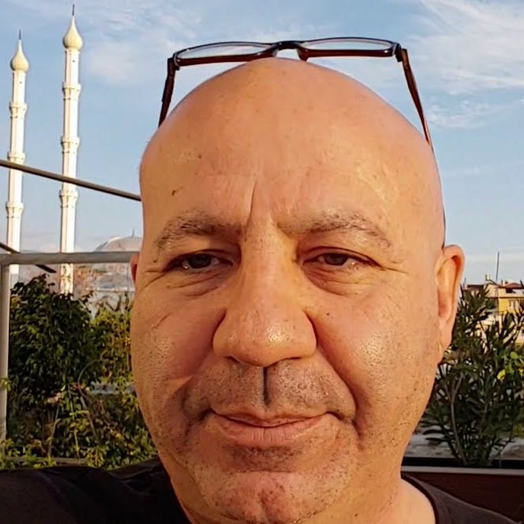 Ali İşcitürk, lächelnd, draußen in Alanya