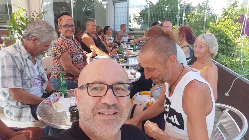 Volle Terrasse beim wöchentlichen Treffen, Ali vorne, Gäste an den Tischen