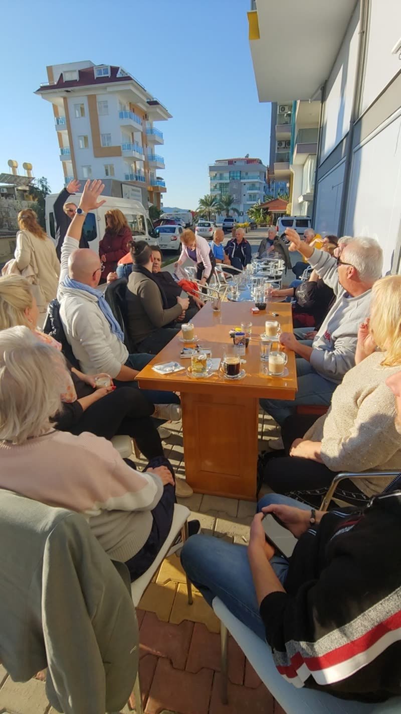 Lange Tafel mit vielen Gästen beim Auswanderertreffen