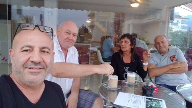Ali und vier Gäste am Kaffeetisch