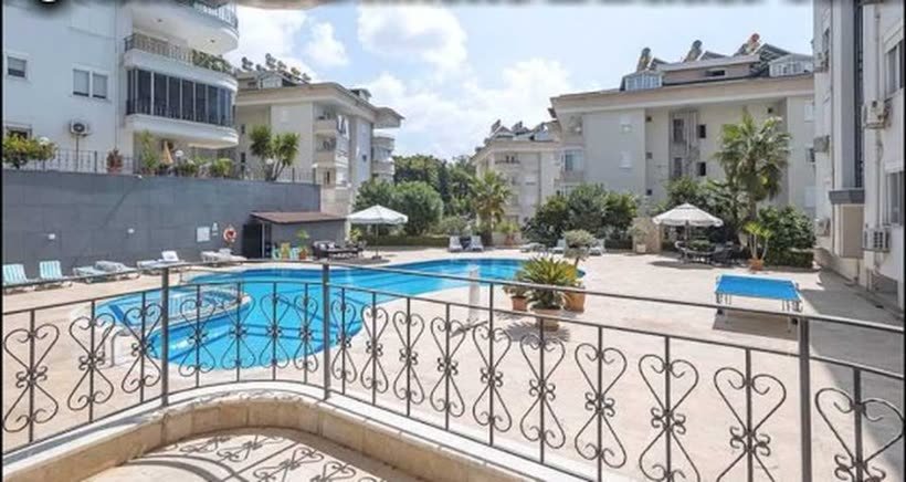 Blick vom Balkon auf den Pool der Anlage
