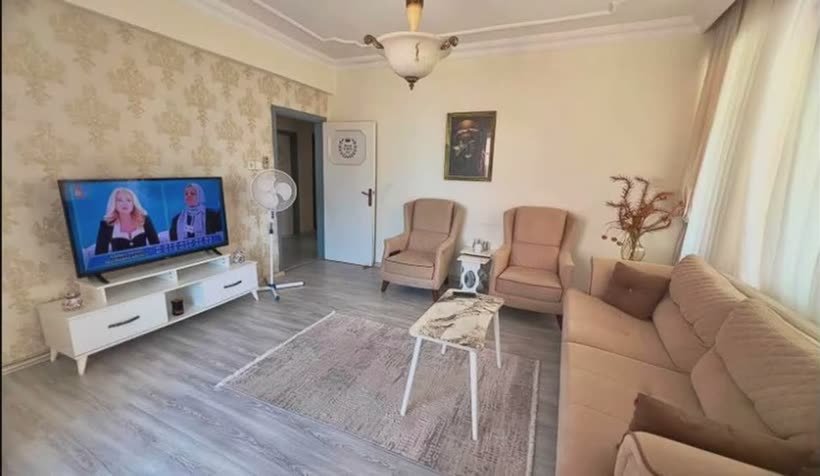Möbliertes Wohnzimmer mit Sofa und Fernseher