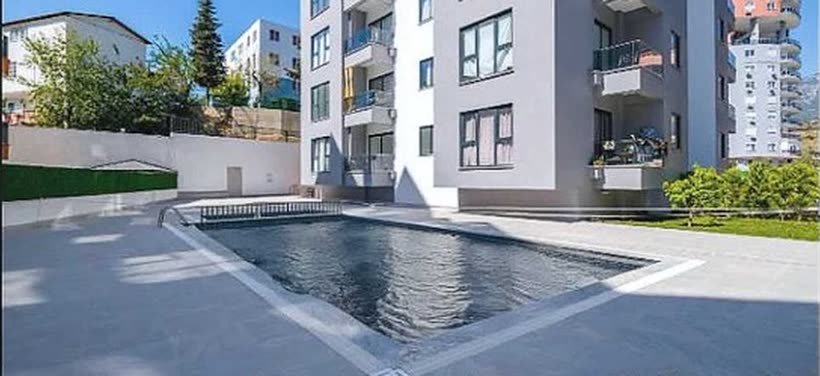 Wohnanlage in Mahmutlar mit Pool im Vorgarten